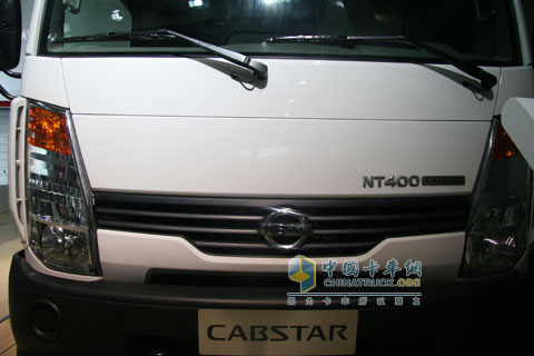 鄭州日產(chǎn)凱普斯達(dá)的前臉造型獨(dú)特，整體感很強(qiáng)的平面造型