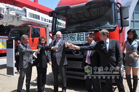 奔馳卡車向用戶交付21臺(tái)Actros牽引車