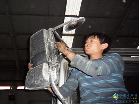 臨汾市圣運汽車貿(mào)易有限公司的侯師傅維修陜汽卡車