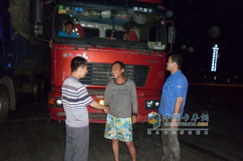 高碑店金橋汽車銷售服務(wù)有限責(zé)任公司的電工張江濤師傅為用戶修車