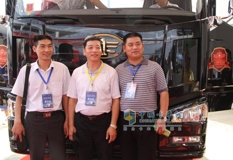 參會(huì)代表與解放卡車合影