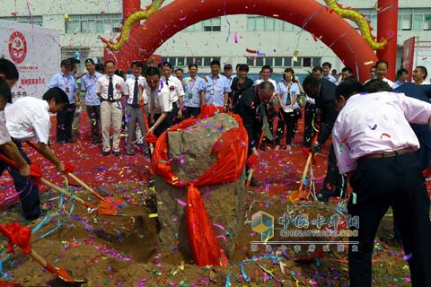 上汽依維柯紅巖汽車學院奠基培土
