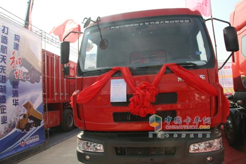 東風柳汽乘龍6X2自卸車