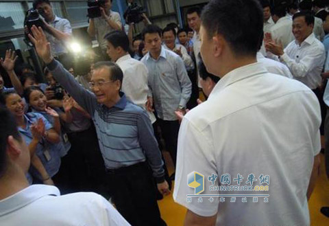 國務(wù)院總理溫家寶向大家揮手致意