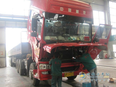 　濱州三維重汽服務(wù)站技術(shù)人員為用戶(hù)檢修汽車(chē)空調(diào)