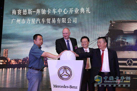 　戴姆勒卡車中國高管（左2,3）與力星卡車中心高管（左1，右1）共同為力星卡車中心揭幕