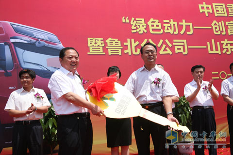 中國重汽銷售公司副總經(jīng)理段恒永向王敏贈(zèng)送了車鑰匙。
