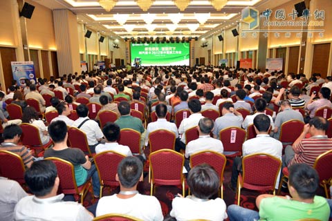 陜汽重卡2012年中營銷工作會現(xiàn)場座無虛席