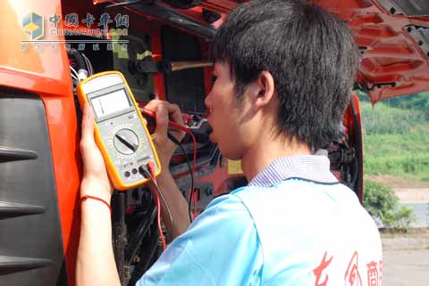東風(fēng)商用車服務(wù)人員檢測車輛
