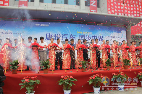 與會人員為唐駿T3上市進行剪彩