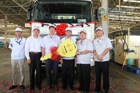 廣汽日野制造部將車(chē)鑰匙交給銷(xiāo)售部