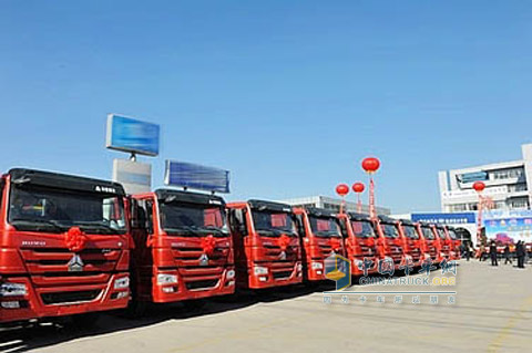 中國(guó)重汽43臺(tái)LNG牽引車交付河北客戶