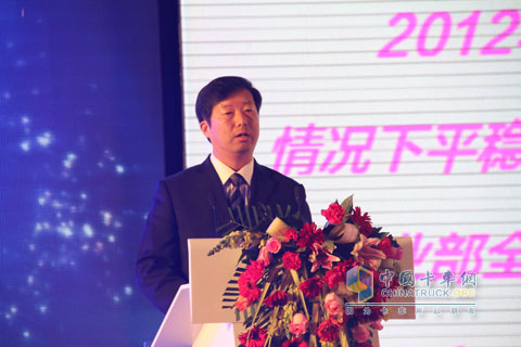 福田汽車(chē)集團(tuán)副總裁工程車(chē)事業(yè)部總經(jīng)理孫加平進(jìn)行品質(zhì)、能力、創(chuàng)新、發(fā)展的工作報(bào)告