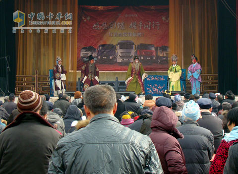 晉劇演員精彩的表演紅巖司機(jī)們看得津津有味